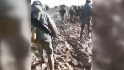 "Воювати вже пізно": російські військові біля кордонів України застрягли у болоті – епічне відео