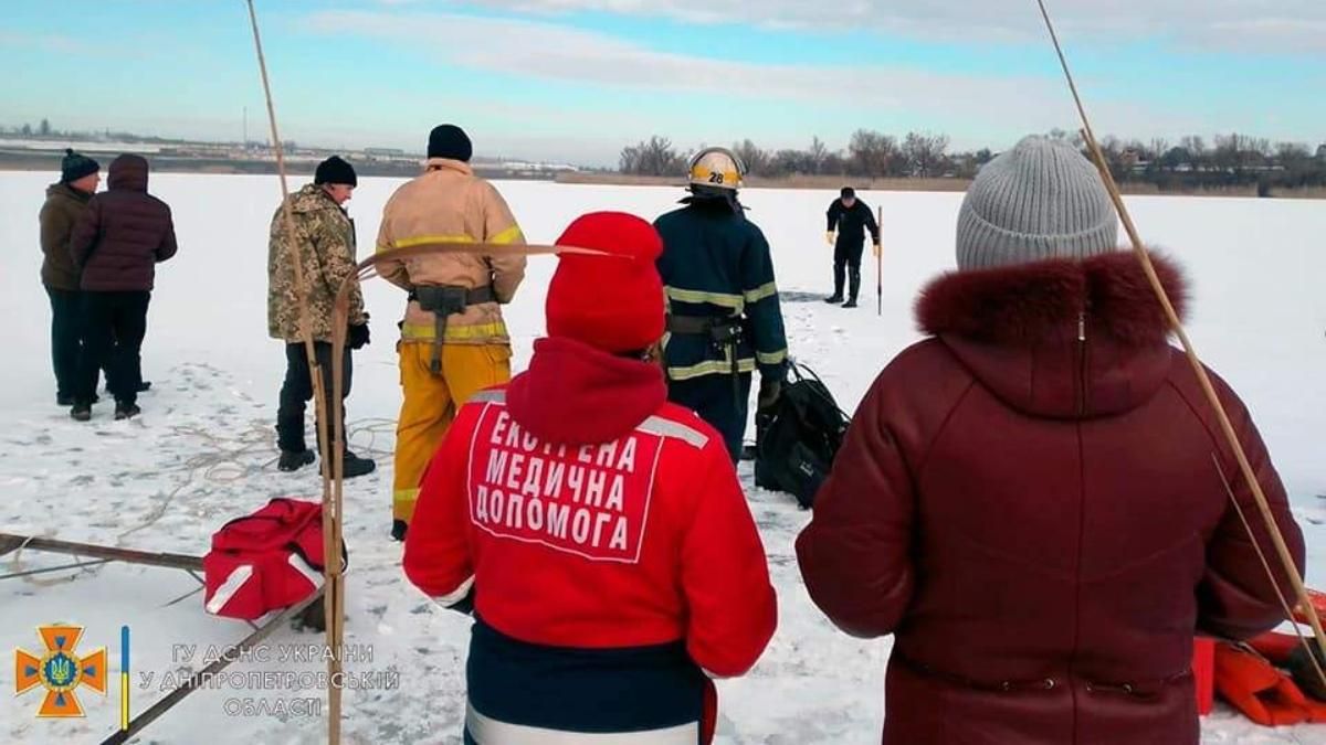 На глазах у жены: в сеть выложили момент гибели мужчины в проруби возле Днепра