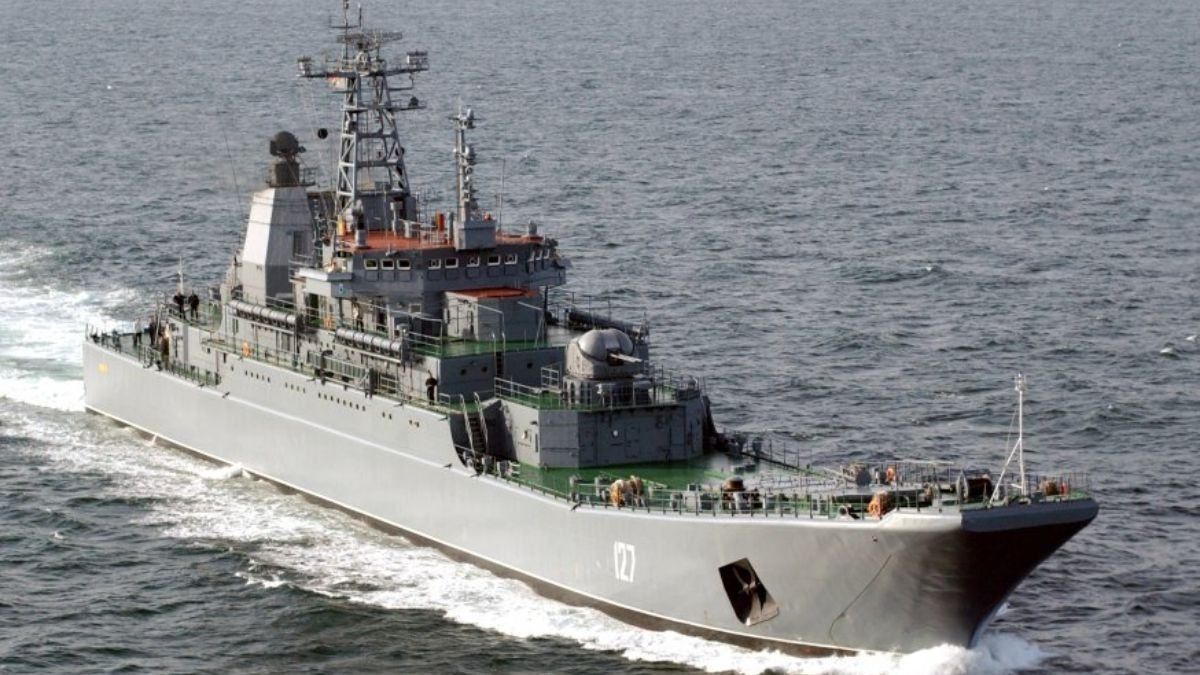 Три российских больших корабля ночью вошли в Черное море