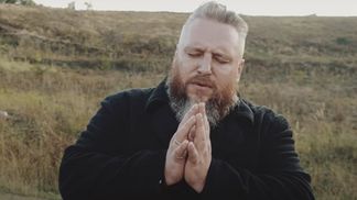 Екскомбат "Слобожанщини" присвятив пісню дружині, яка померла від COVID-19: чуттєве відео