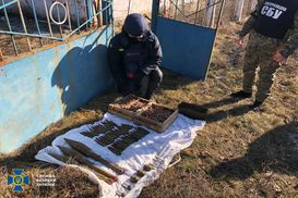 Гранати та патрони до кулеметів: СБУ виявила великий схрон з боєприпасами на Донбасі Гранати та патрони до кулеметів: СБУ виявила великий схрон з боєприпасами на Донбасі