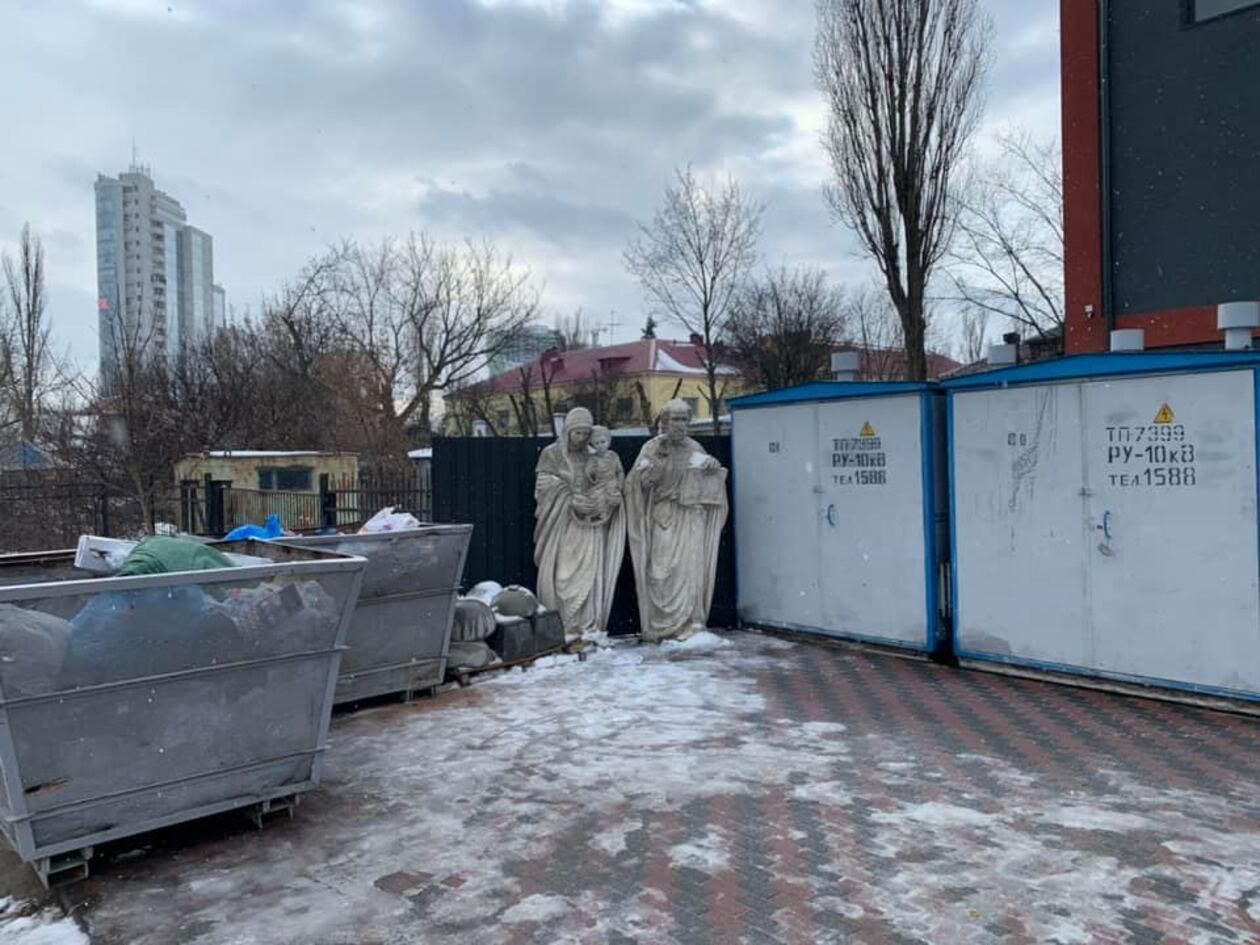 На столичний смітник викинули сакральні скульптури - Новини Києва - Київ
