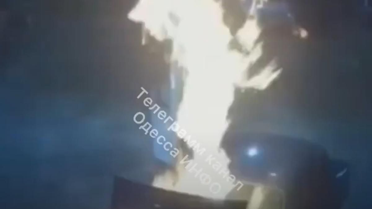 Вогонь сягнув кількох метрів: на заправці в Одесі загорілися "Жигулі" – відео моменту - Україна новини - Одеса Вогонь сягнув кількох метрів: на заправці в Одесі загорілися "Жигулі" – відео моменту - Україна новини - Одеса