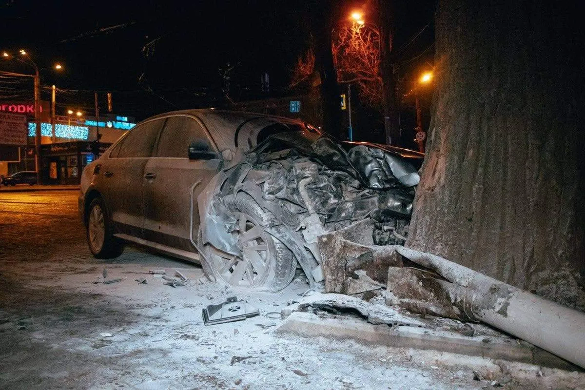 У Дніпрі водій авто врізався у дерево, машина загорілася