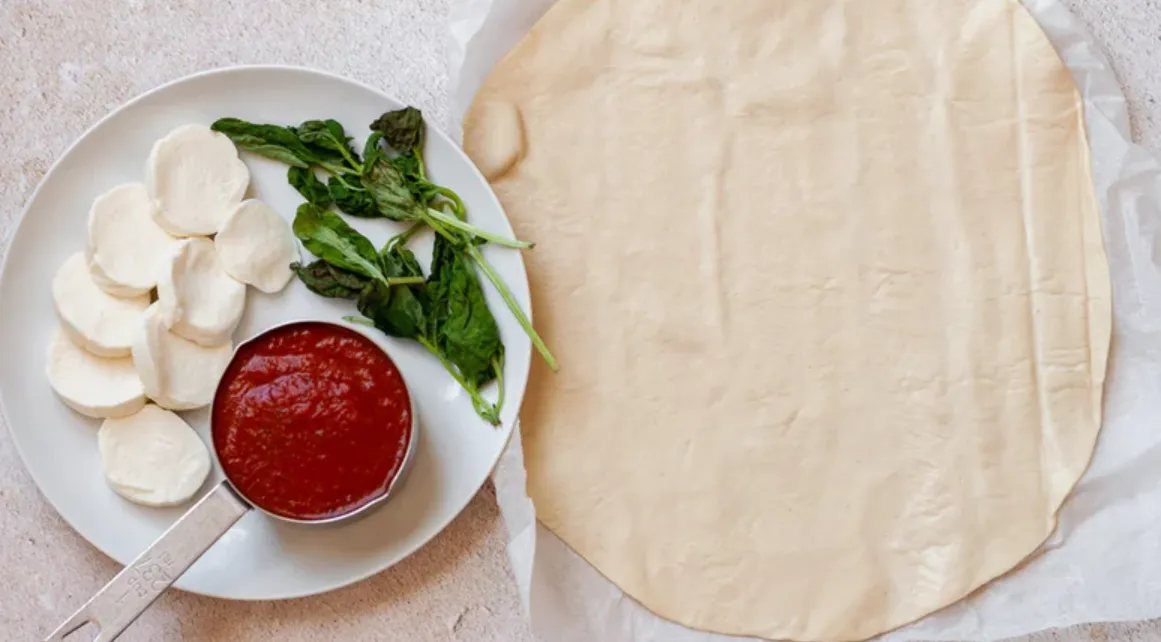 Підготуйте інгредієнти для найпростішої піци Підготуйте інгредієнти для найпростішої піци