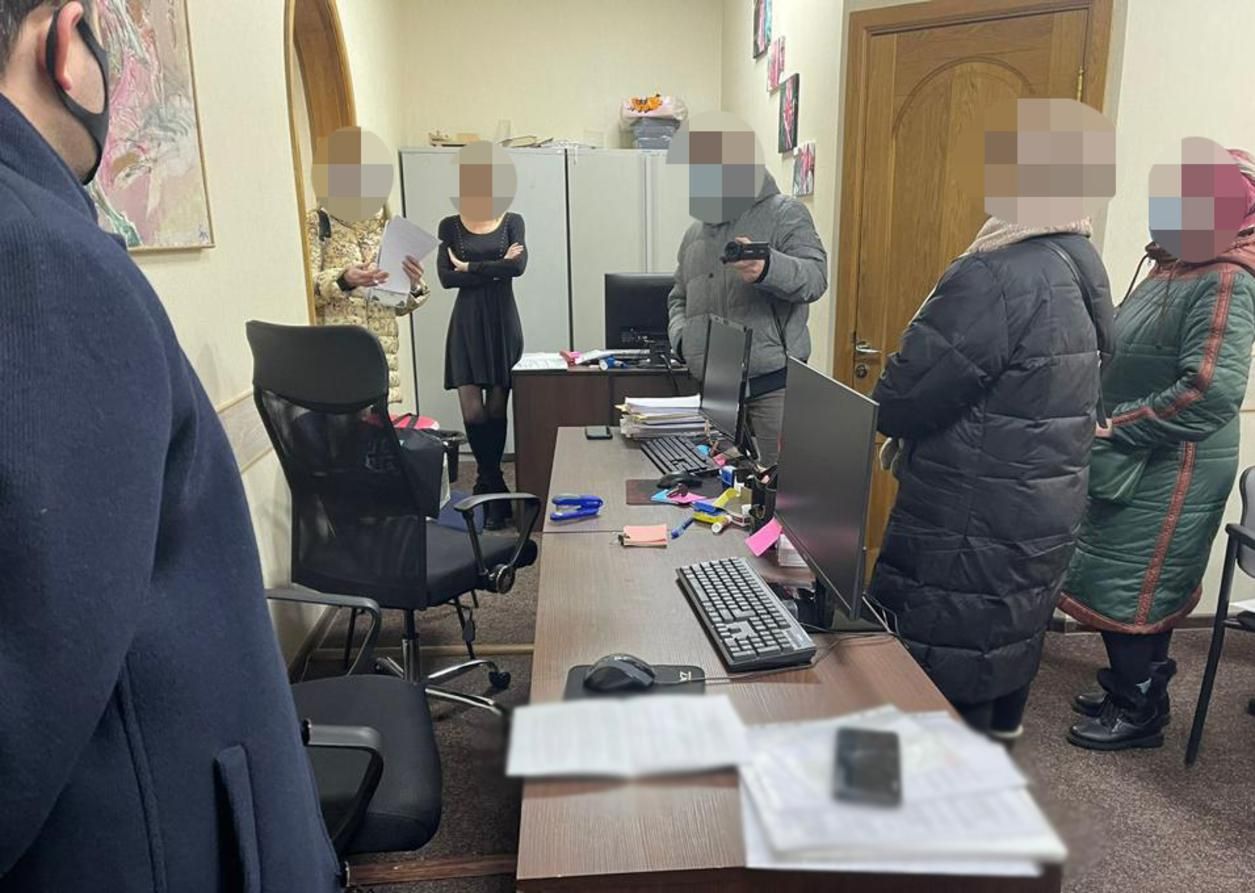Обещали повлиять на Нацбанк: в Киеве адвокат и работник банка требовали взятку