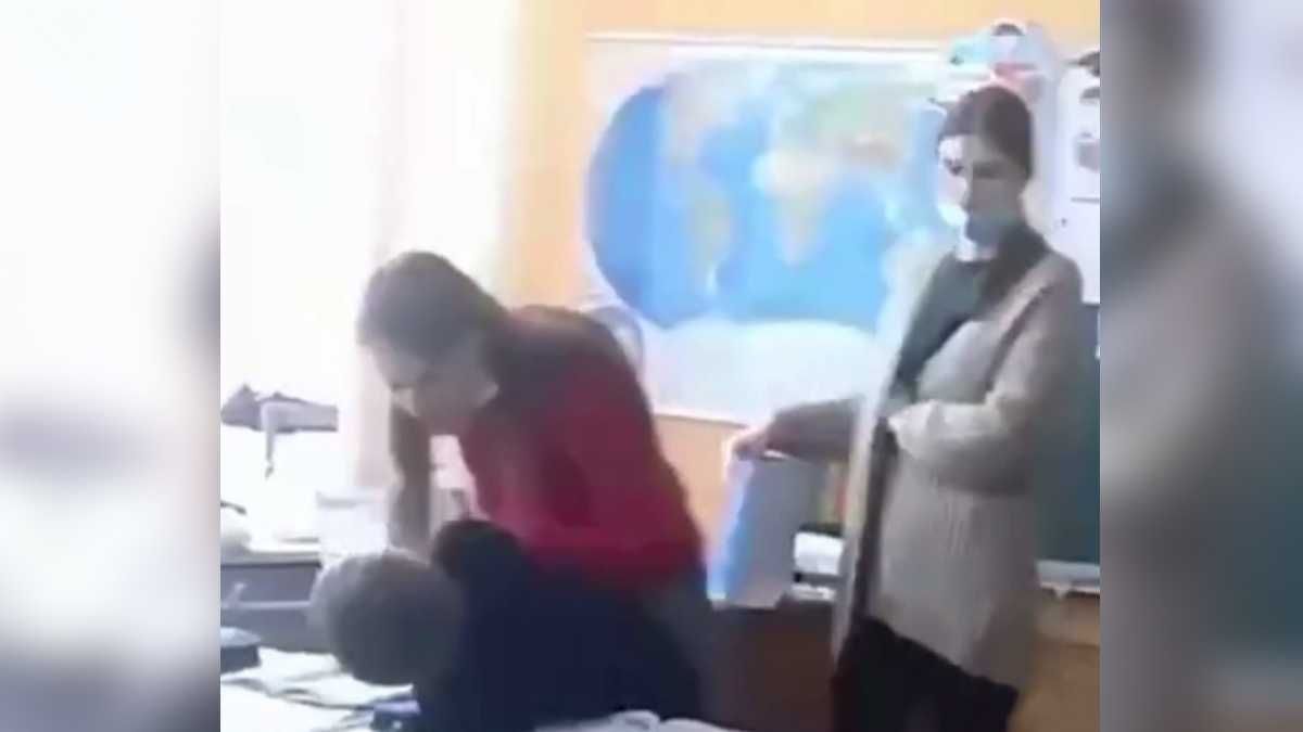 В Харькове учительница душила и прижала ученика к парте: как ее наказали