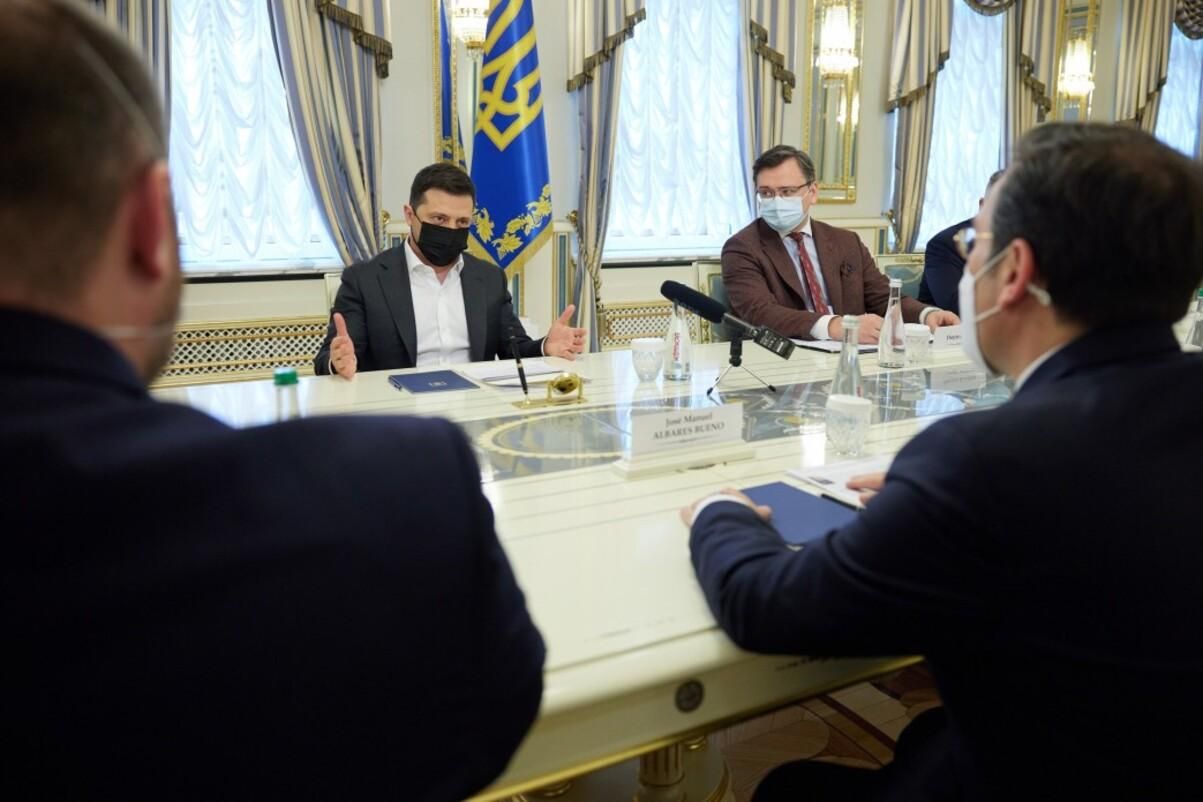 Зеленский призвал все государства ЕС поддержать обороноспособность Украины Зеленский призвал все государства ЕС поддержать обороноспособность Украины