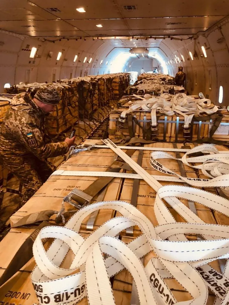 В Україну прибула військова допомога з США