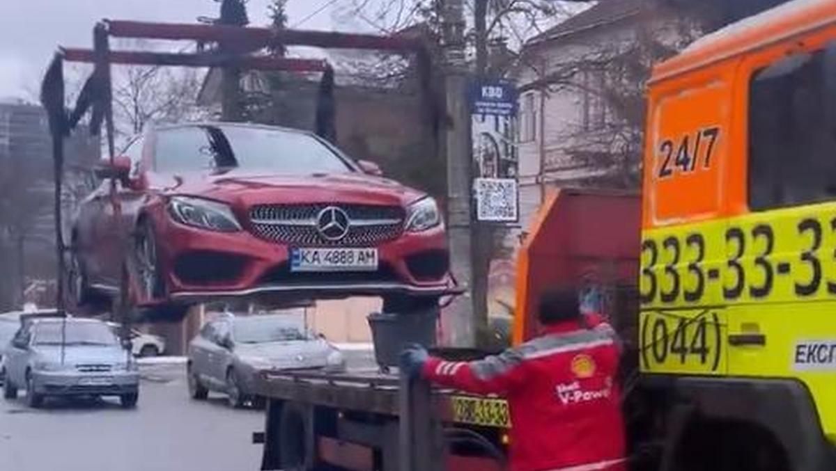 "Мисс Украина Вселенная" Анна Неплях на ровном месте разбила очень дорогой Mercedes