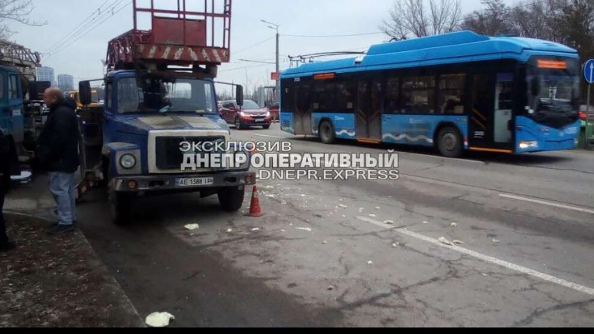 У Дніпрі фура знесла автовишку: випали два комунальники – фото з місця ДТП - Дніпро