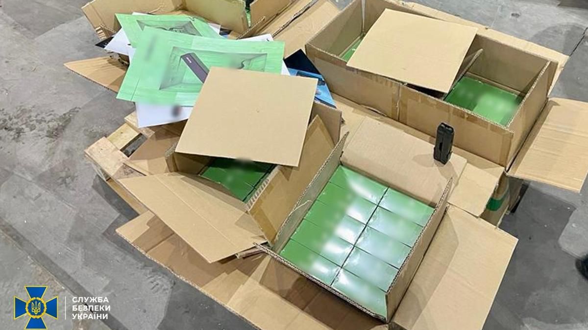 На 16 миллионов: в "Борисполе" изъяли рекордную партию контрабандных электронных сигарет На 16 миллионов: в "Борисполе" изъяли рекордную партию контрабандных электронных сигарет