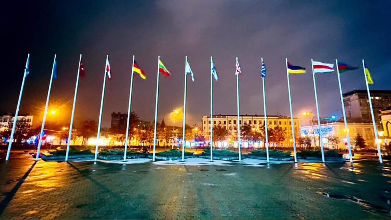 "После бреда Лукашенко": в Днепре заменили флаг Беларуси под горсоветом на БЧБ