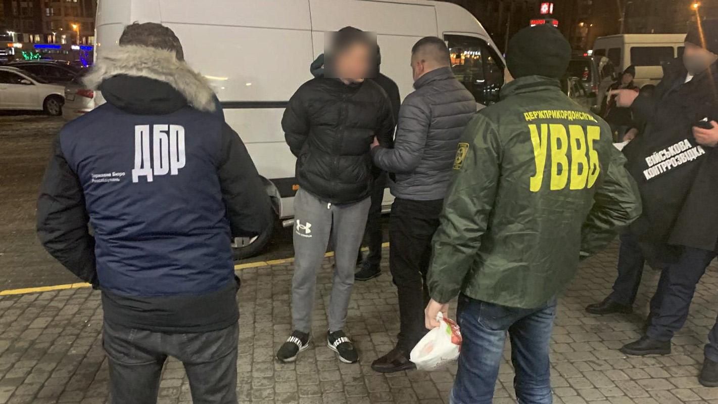 На Львовщине пограничник требовал 1200 долларов за "контракт": задержали с поличным