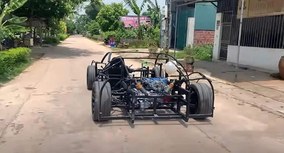 Не відрізнити від справжньої: блогери зробили Bugatti своїми руками з підручних матеріалів Не відрізнити від справжньої: блогери зробили Bugatti своїми руками з підручних матеріалів