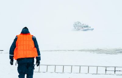 Вмерз в лед: спасатели достали тело мужчины из Днепра