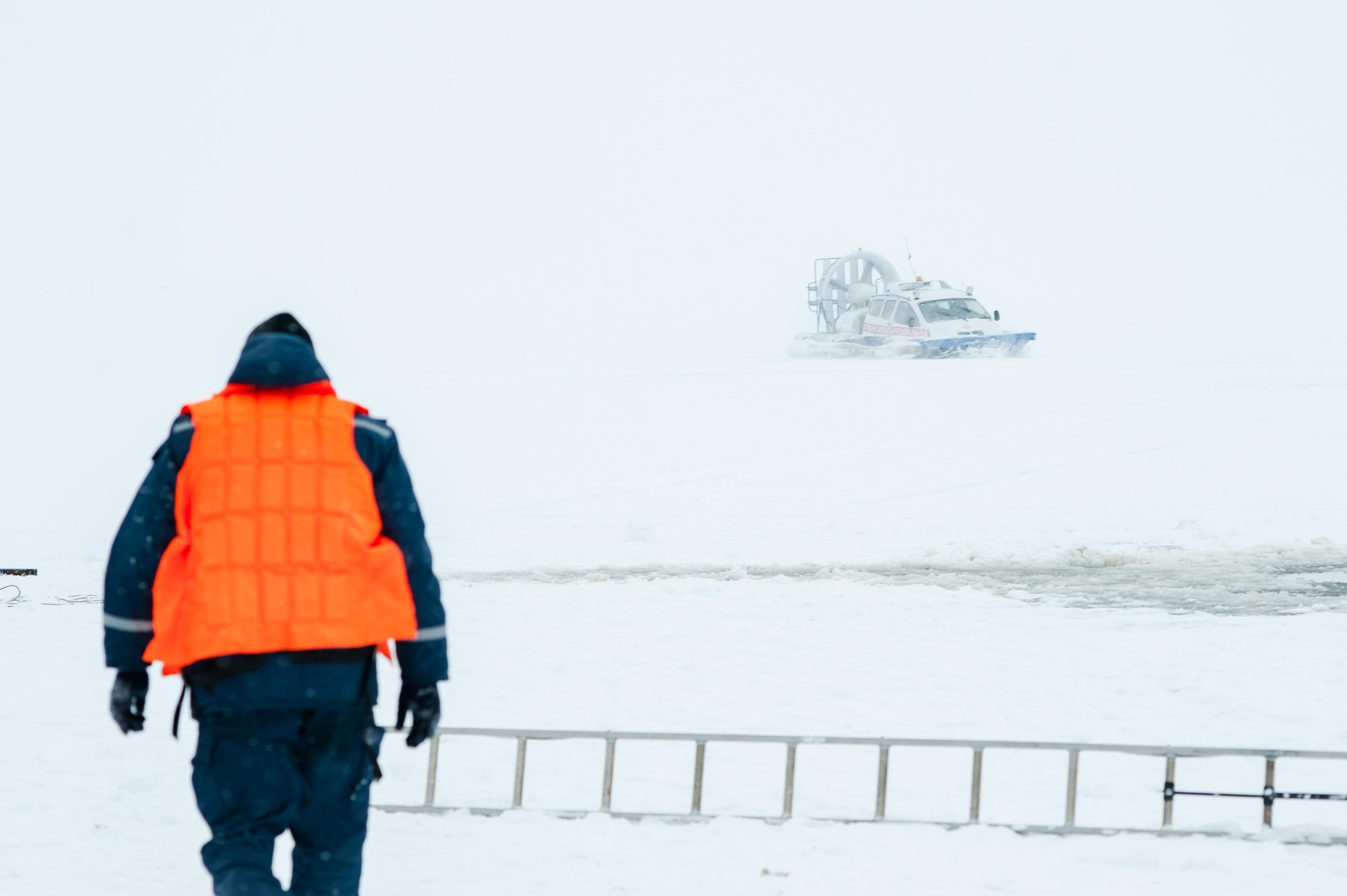 Вмерз в лед: спасатели достали тело мужчины из Днепра