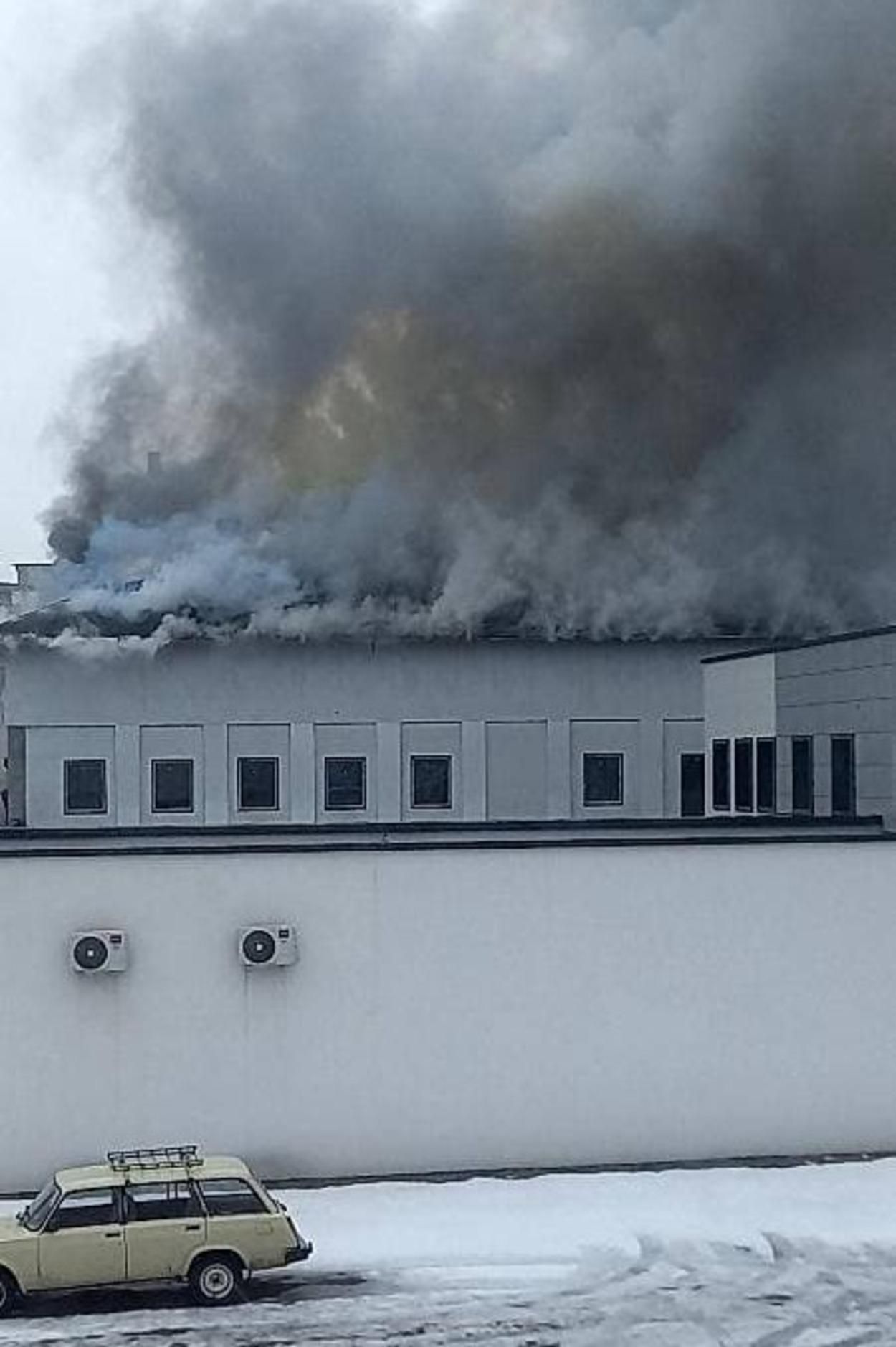 Рятувальники у Харкові намагаються загасити масштабну пожежу - Новини Харкова сьогодні - Харків Рятувальники у Харкові намагаються загасити масштабну пожежу - Новини Харкова сьогодні - Харків