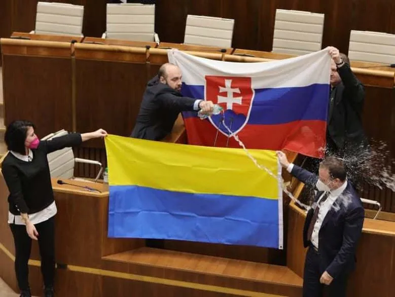 У Словаччині депутат облив український прапор водою