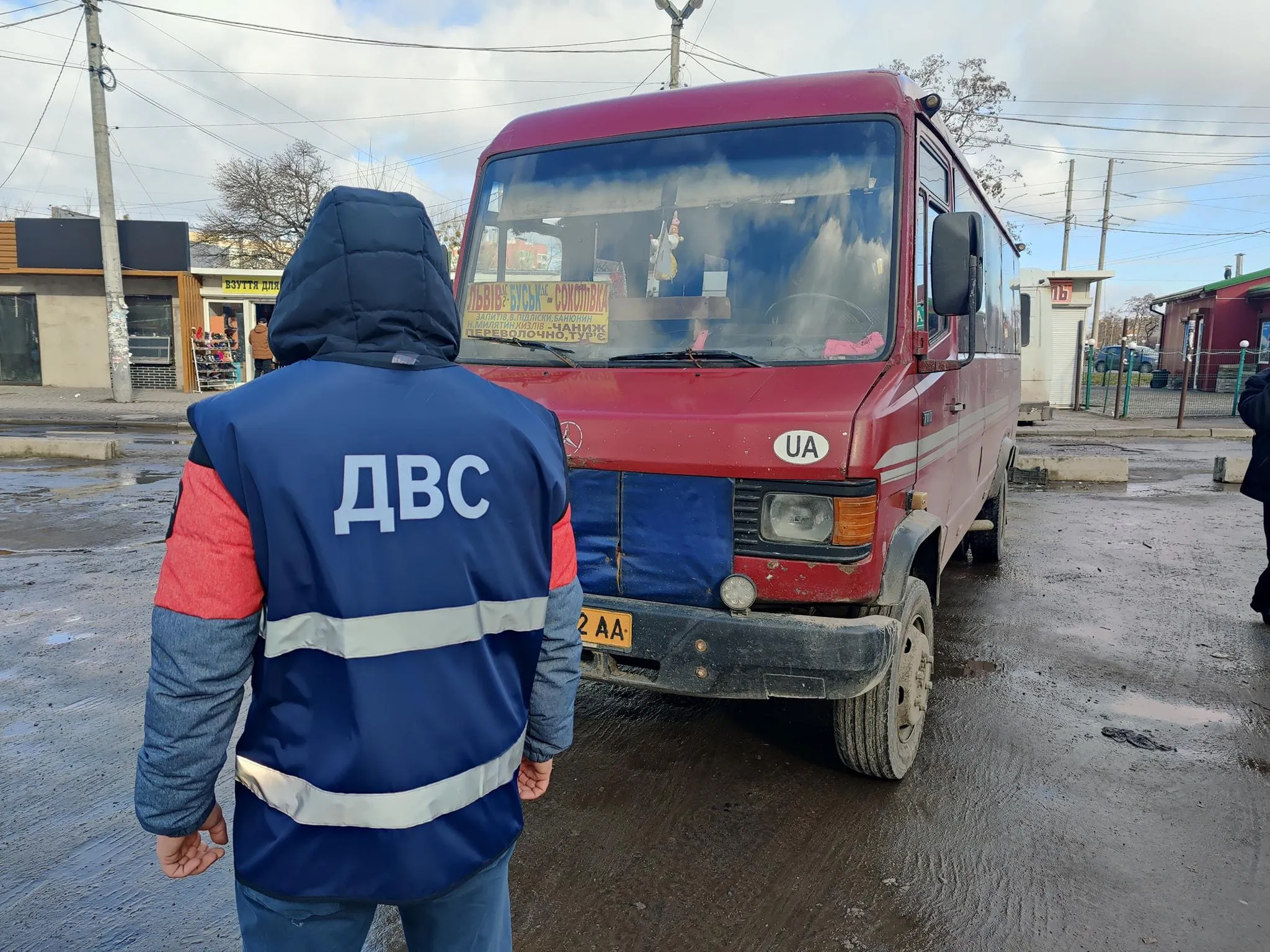 Евакуатор забрав автобус у Львові