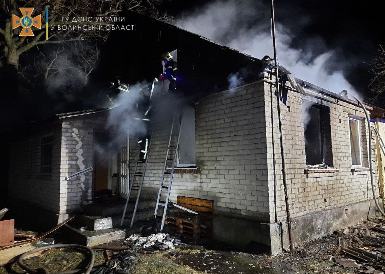 В пожаре на Волыни трагически погибли два брата: фото и видео с места трагедии