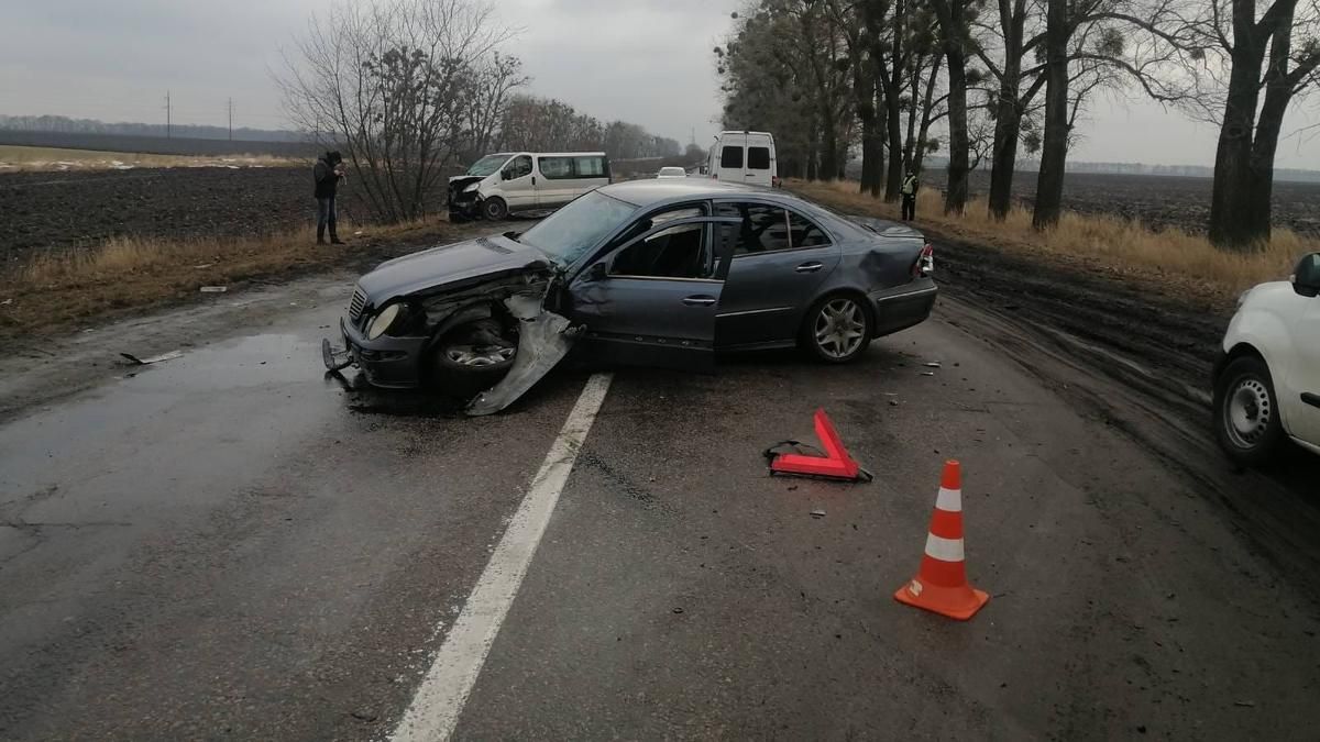 Пытался развернуться: в Киевской области иностранец с семьей попал в сокрушительное ДТП