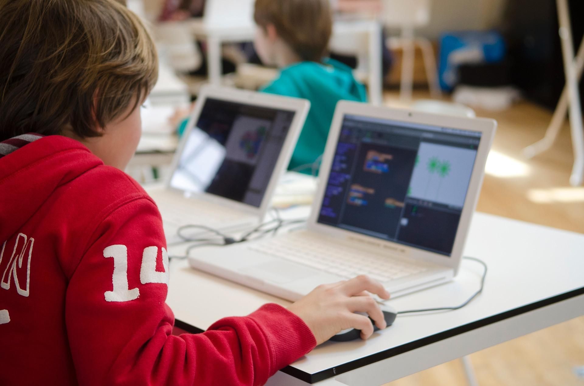 Обновленные уроки по информатике помогут детям найти себя в ИТ-специальностях, – Федоров