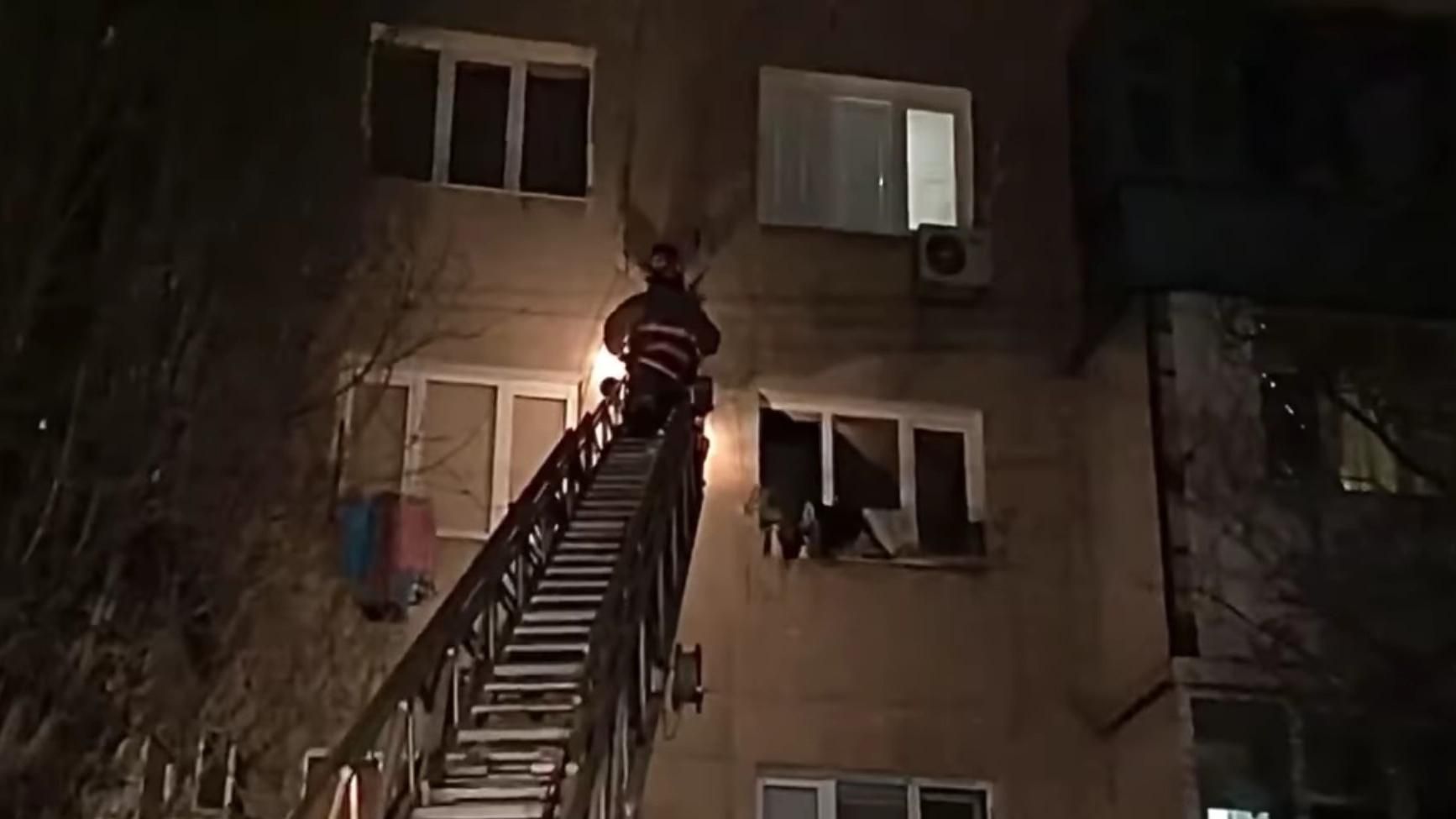 Пожарные сняли женщину с кондиционера одесской 5-этажки: видео спасения Пожарные сняли женщину с кондиционера одесской 5-этажки: видео спасения