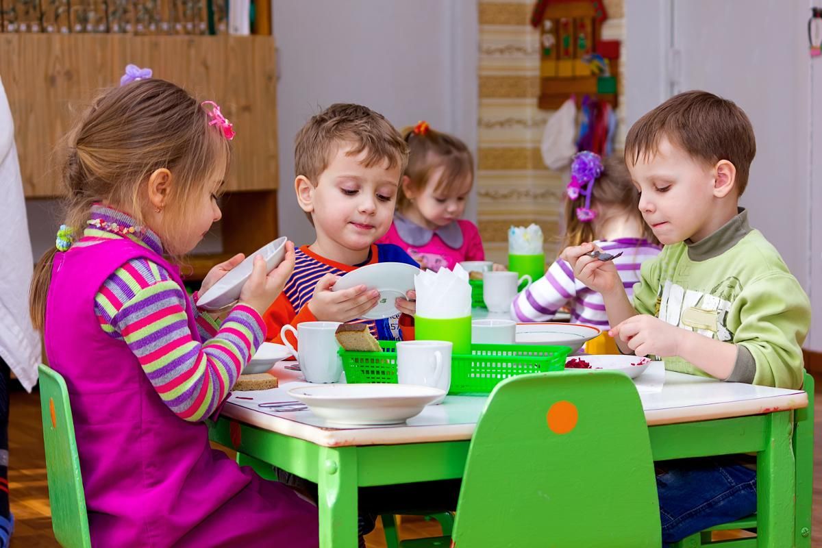 МОЗ затвердило нове зимове меню для дитячих садочків: що готуватимуть - Україна новини - Освіта