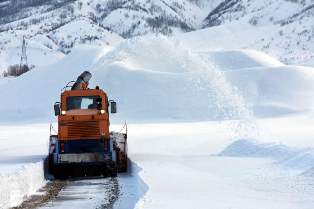Техника не может справиться: снегопады в Турции заблокировали почти 800 дорог