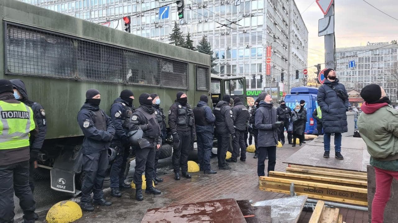 Под судом, где рассмотрят апелляцию на "меру пресечения" для Порошенко, произошла толкотня Под судом, где рассмотрят апелляцию на "меру пресечения" для Порошенко, произошла толкотня