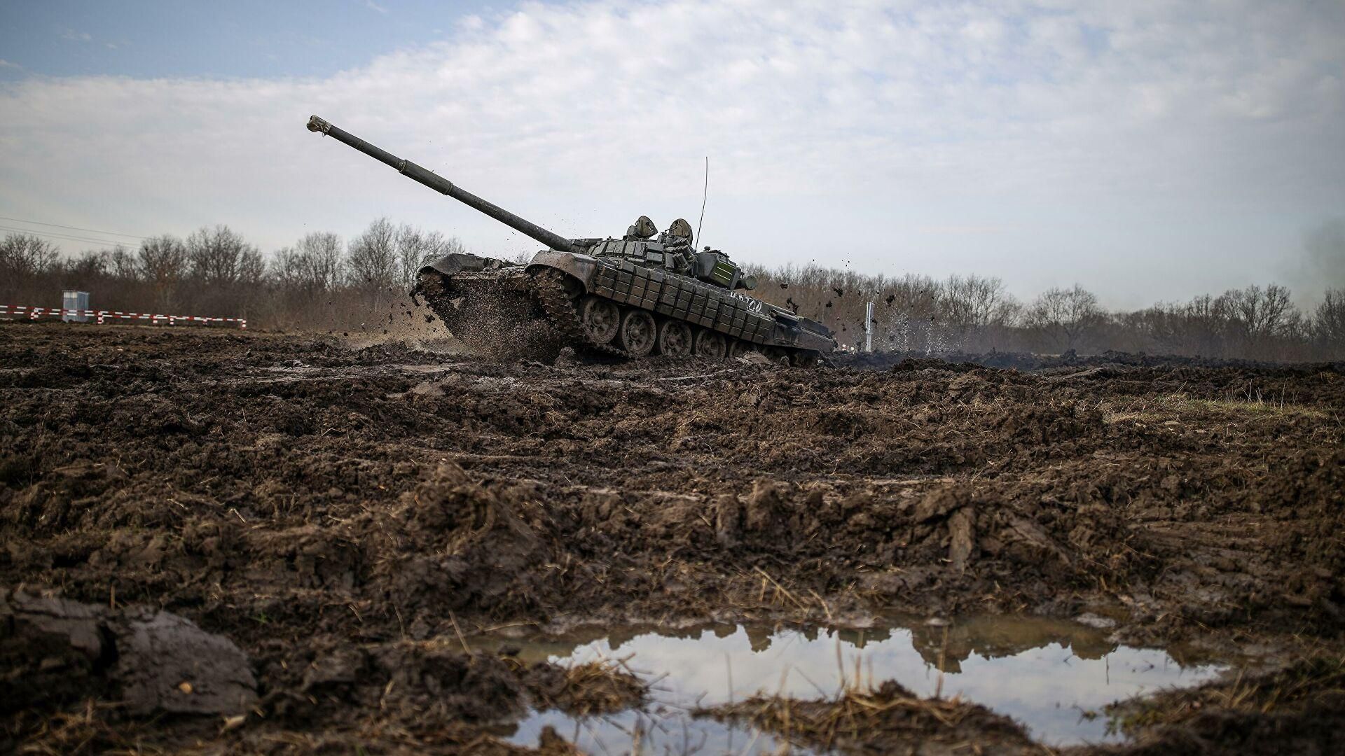 "Снова не доехали": в сети показали видео с российскими танками в болоте