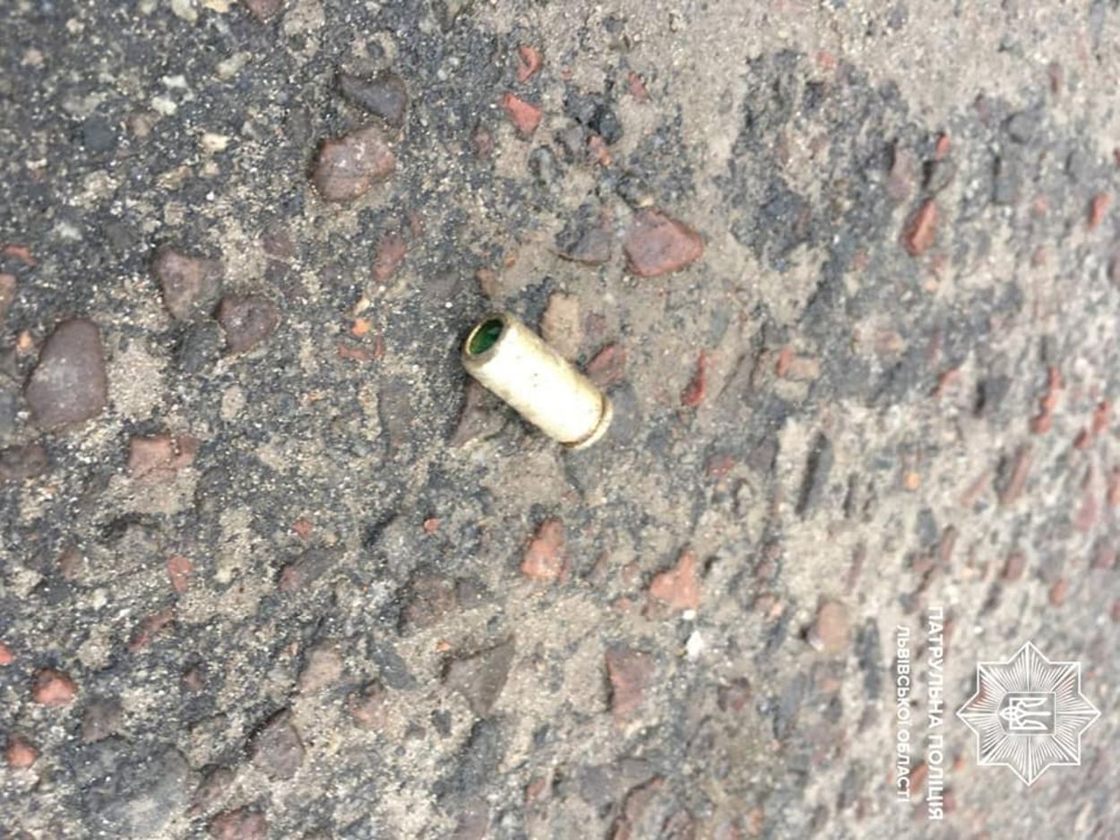 Купив пістолет і вирішив його перевірити: львів'янин влаштував стрілянину біля торгового центру - Новини Львова сьогодні - Львів Купив пістолет і вирішив його перевірити: львів'янин влаштував стрілянину біля торгового центру - Новини Львова сьогодні - Львів