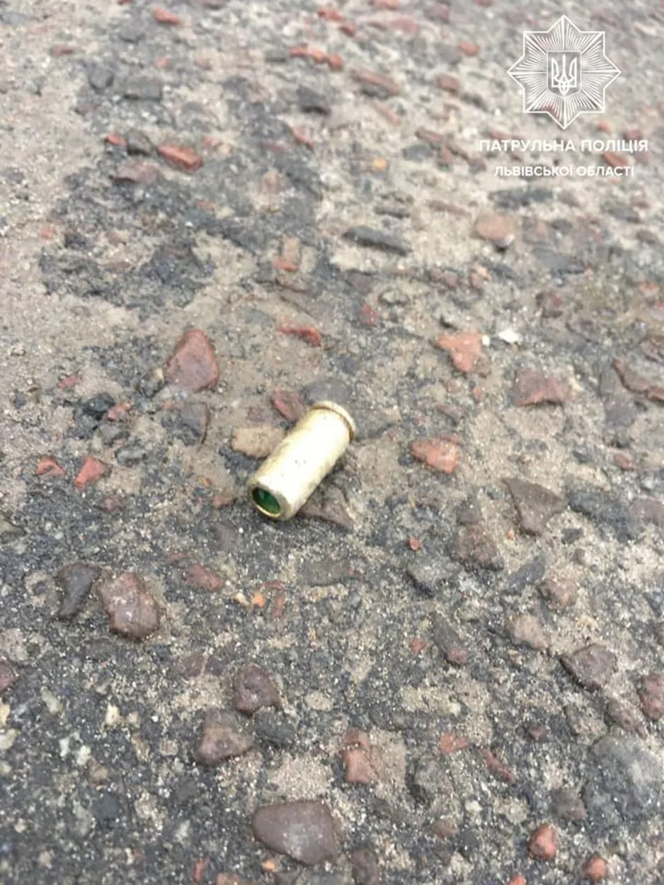 Купив пістолет і вирішив його перевірити: львів'янин влаштував стрілянину біля торгового центру Купив пістолет і вирішив його перевірити: львів'янин влаштував стрілянину біля торгового центру