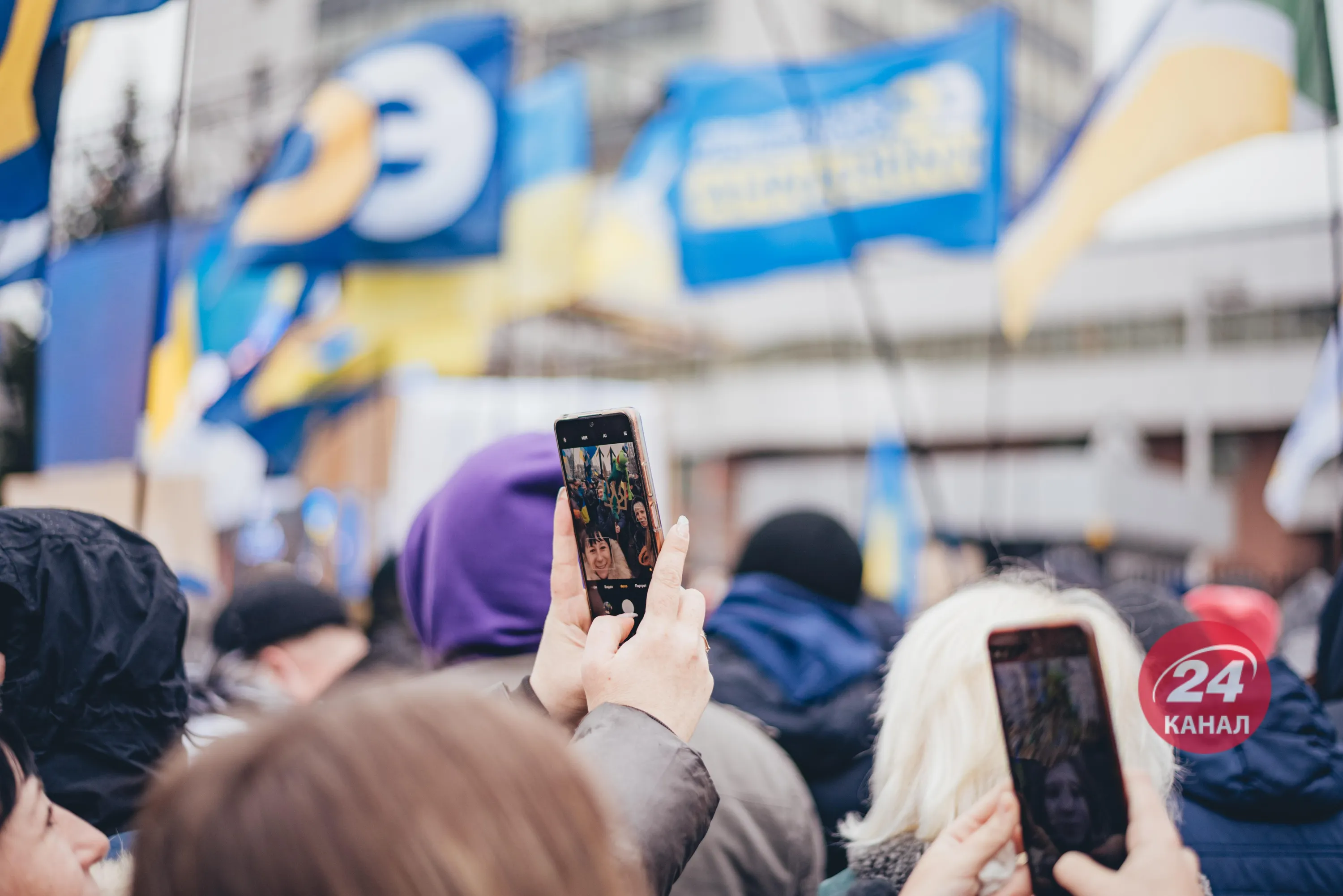 Прихильники Порошенка під будівлею суду