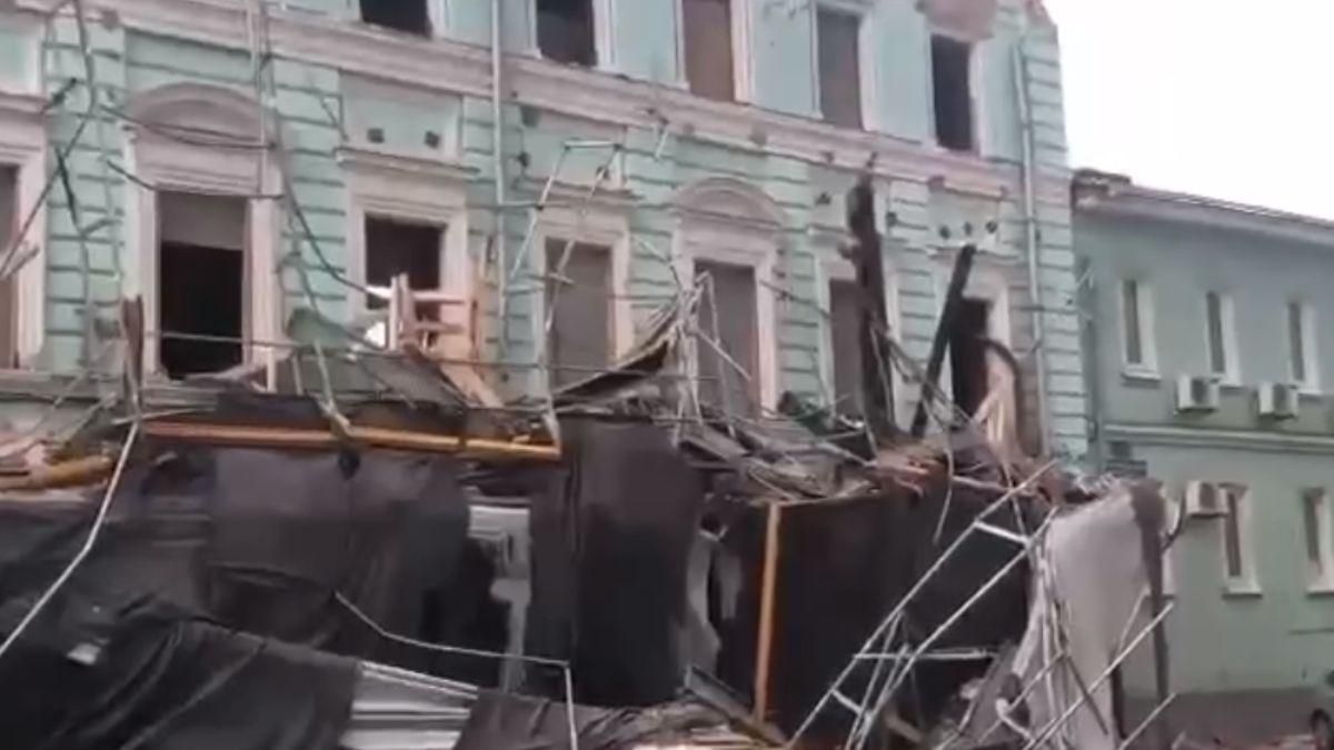 У Москві біля входу до Держдуми звалились будівельні риштування - Новини росії - 24 Канал