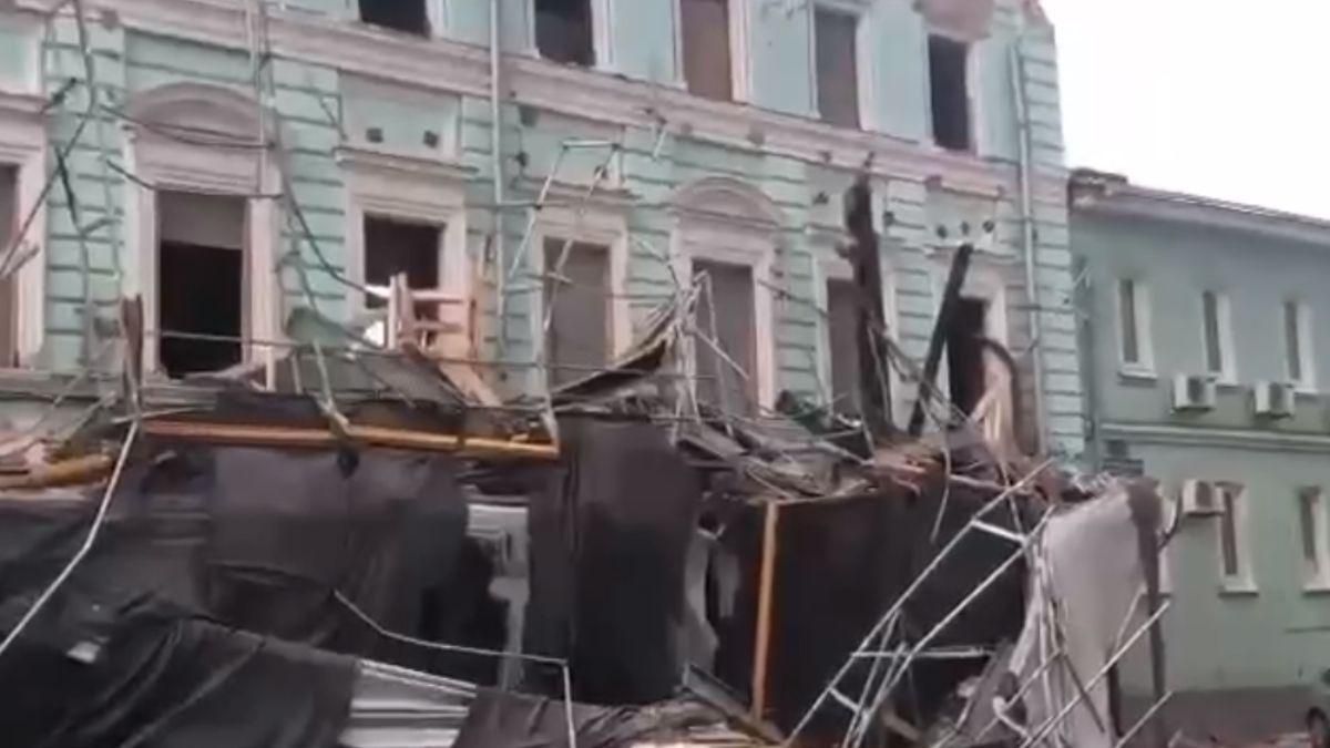 В Москве у входа в Госдуму рухнули строительные леса: эпичное видео