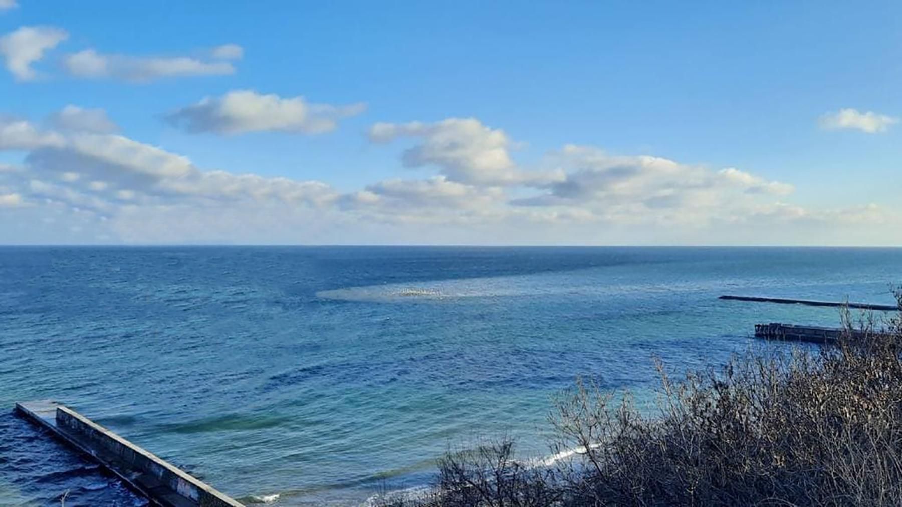 Появилось вонючее пятно на море возле Одессы: власти не видят проблемы Появилось вонючее пятно на море возле Одессы: власти не видят проблемы