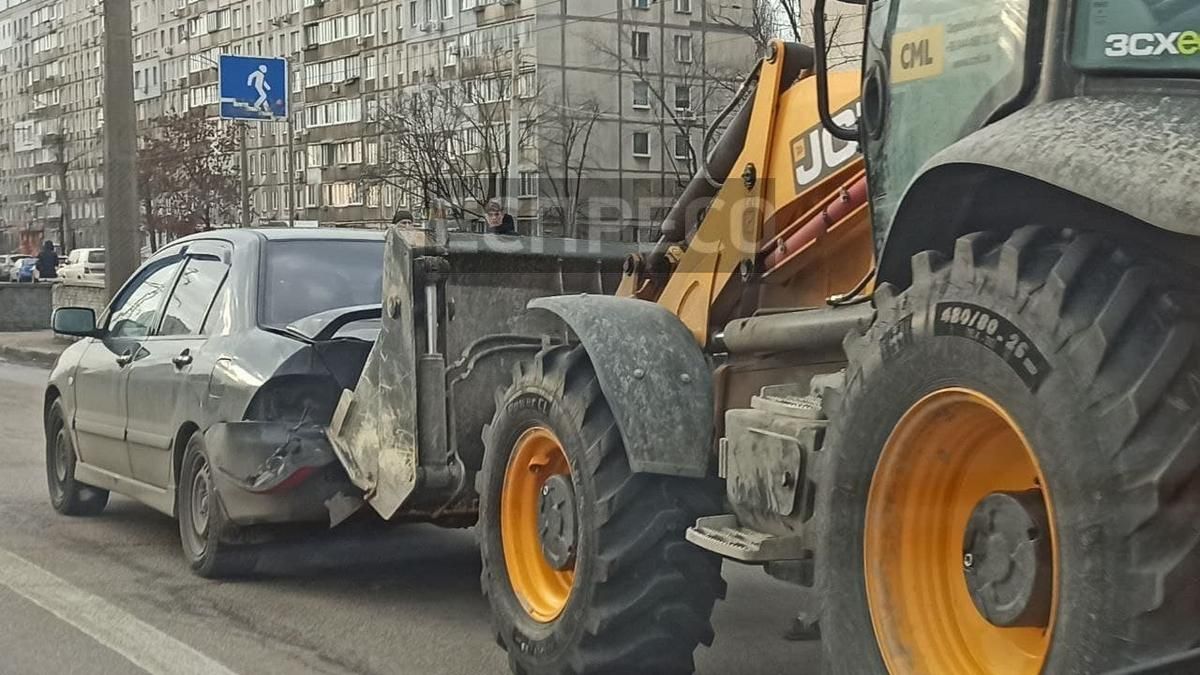 У Києві екскаватор насадив на ківш Mitsubishi - Київ У Києві екскаватор насадив на ківш Mitsubishi - Київ