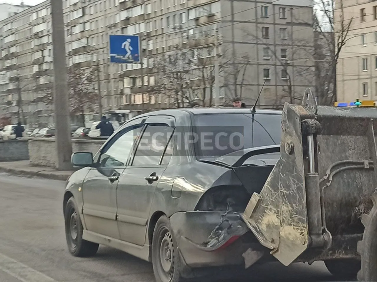 зіткнення екскаватора з Mitsubishi зіткнення екскаватора з Mitsubishi