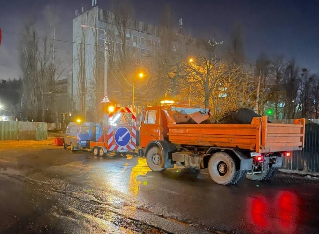 В автобусі у Києві скло розбилось через яму на дорозі - Новини Києва сьогодні - Київ