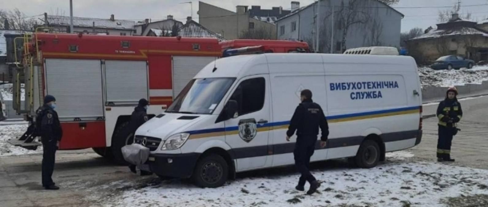 Львовская полиция ищет взрывчатку в ряде школ, детсадов и ТРЦ Львовская полиция ищет взрывчатку в ряде школ, детсадов и ТРЦ