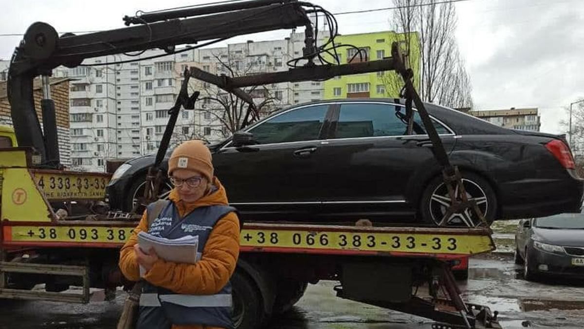 Владелица гоняла на бешеной скорости: в Киеве из-за неуплаты штрафов изъяли элитный Mercedes Владелица гоняла на бешеной скорости: в Киеве из-за неуплаты штрафов изъяли элитный Mercedes