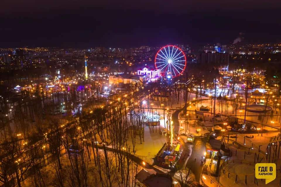 Чортове колесо огляду в Харкові парк Горького Чортове колесо огляду в Харкові парк Горького