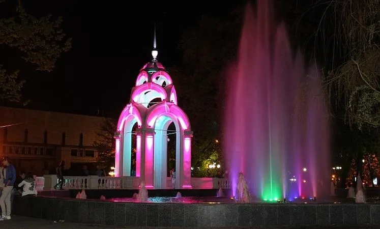 Фонтан Дзеркальний струмінь символ Харкова місце для селфі 7 чудес Фонтан Дзеркальний струмінь символ Харкова місце для селфі 7 чудес