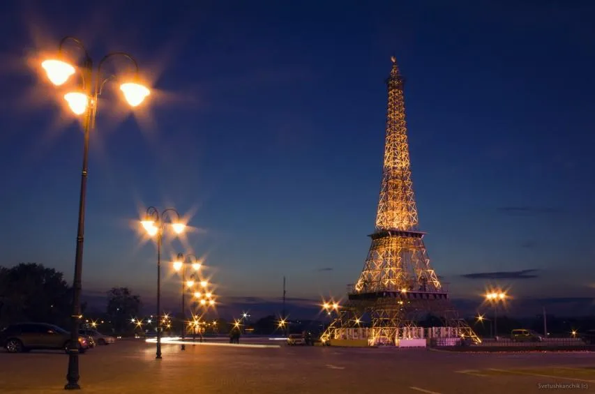 Ейфелева вежа Харків Французький бульвар місце для закоханих