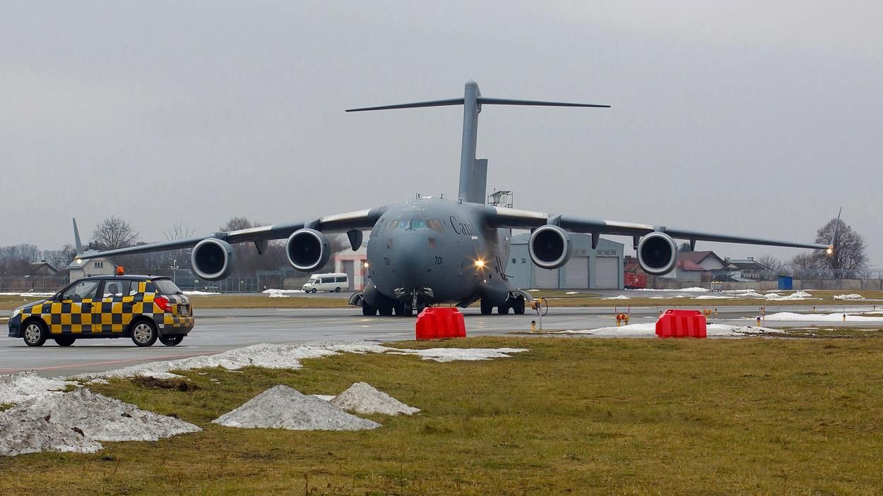 Во Львов прибыли 2 военно-транспортных самолета НАТО: мощные фото