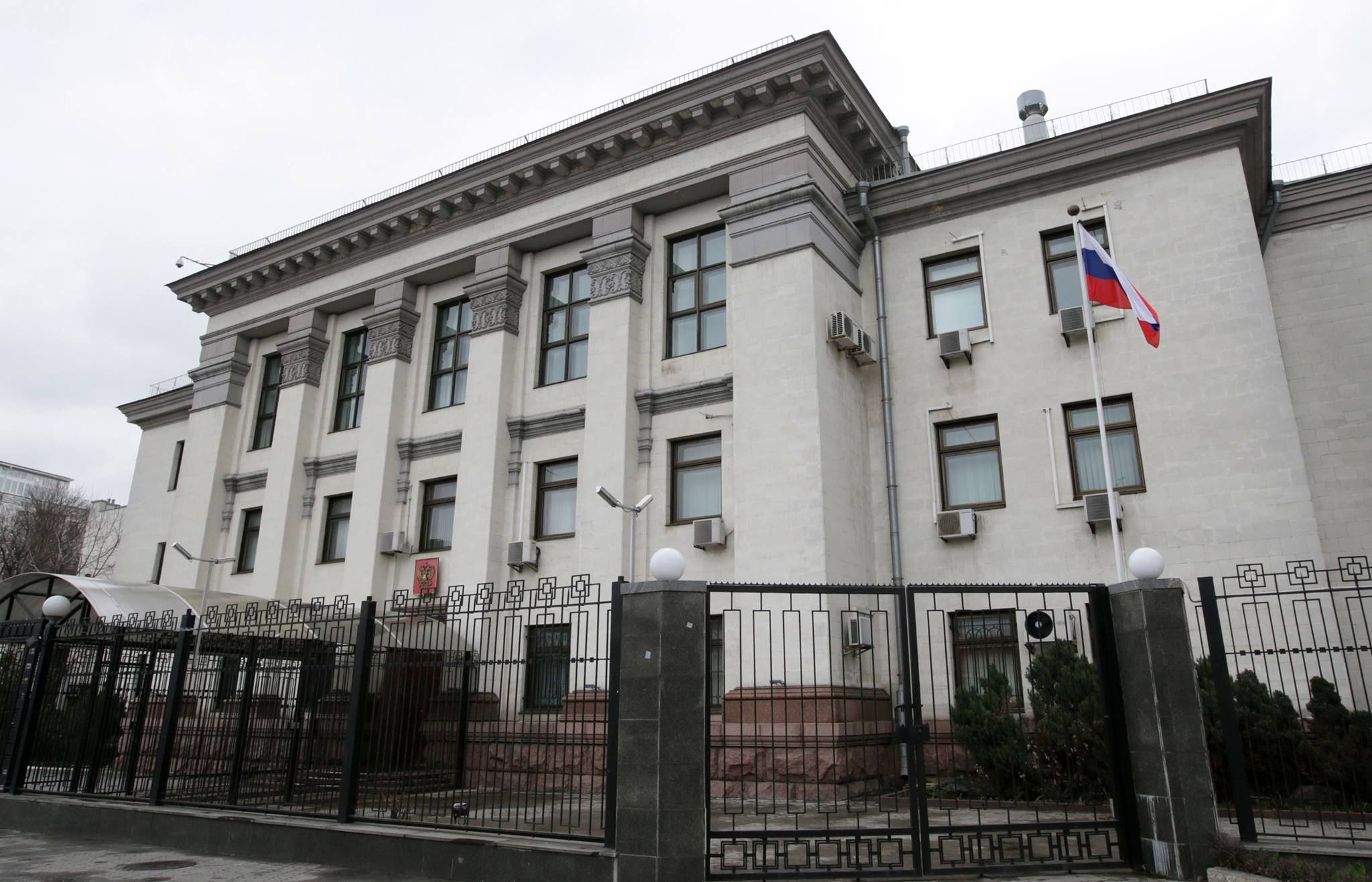 Росія не евакуйовує своїх дипломатів з Києва, але підтверджує їх "оптимізацію" - Росія новини - 24 Канал