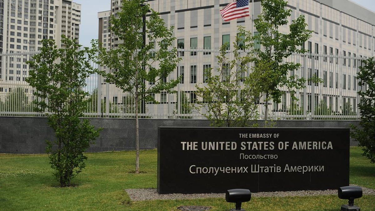 Части дипломатов приказали выехать из Украины: США приостанавливает работу консульства в Киеве