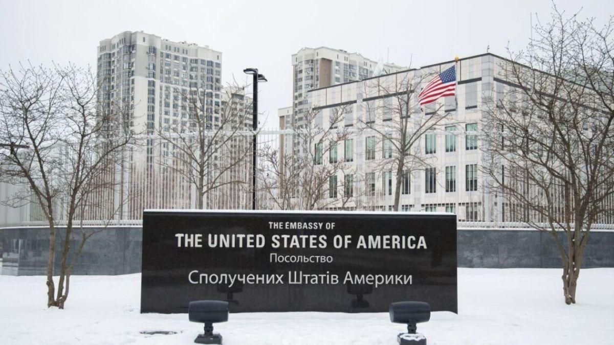 США переводят часть работников посольства из Киева во Львов